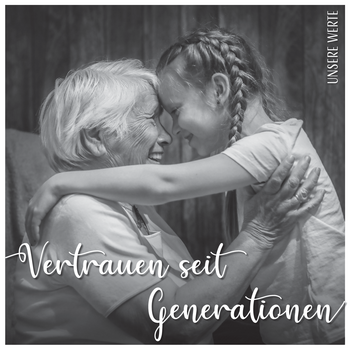 Oma hält lächelnd Nichte im Arm, Bild steht für den Wert Vertrauen seit Generationen der Landwirtschaftskammer Niederösterreich