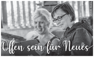 Milchbäuerin steht im Stall mit Beraterin in der Hand ein Tablet, steht für den Wert offen sein für Neues der Landwirtschaftskammer Niederösterreich