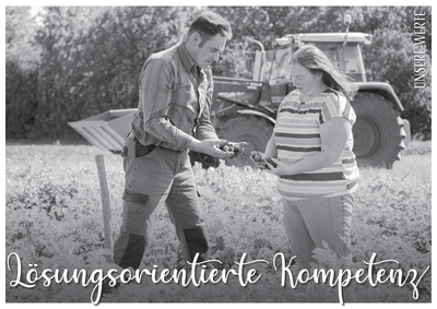 Erdäpfelbauer steht mit Beraterin im Feld, verkörpert den Wert lösungsorientierte Kompetenz der Landwirtschaftskammer Niederösterreich