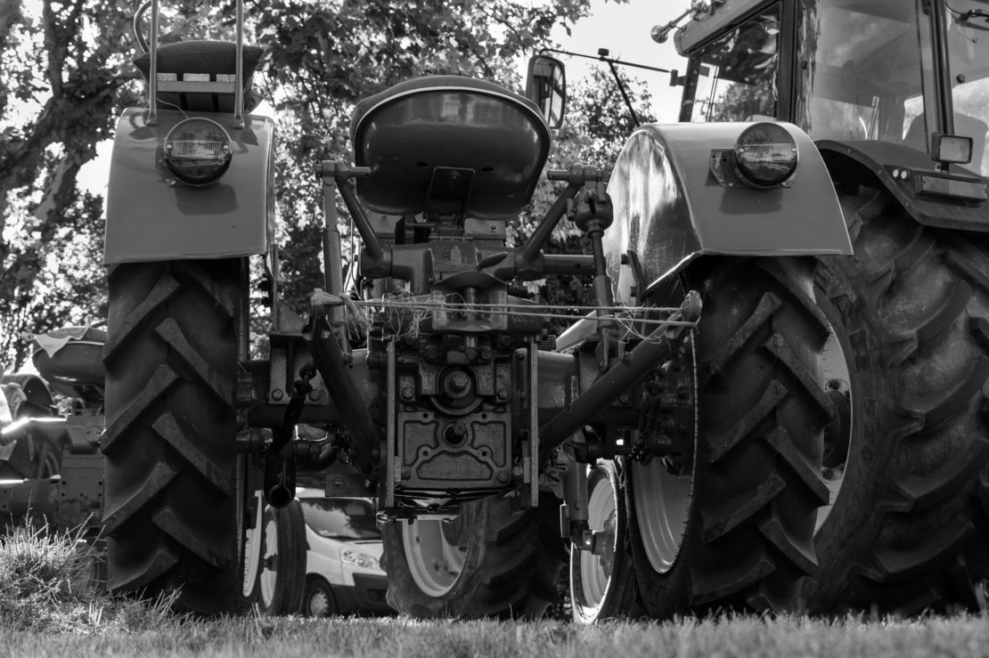 Generationen von Traktoren, alt neben neu