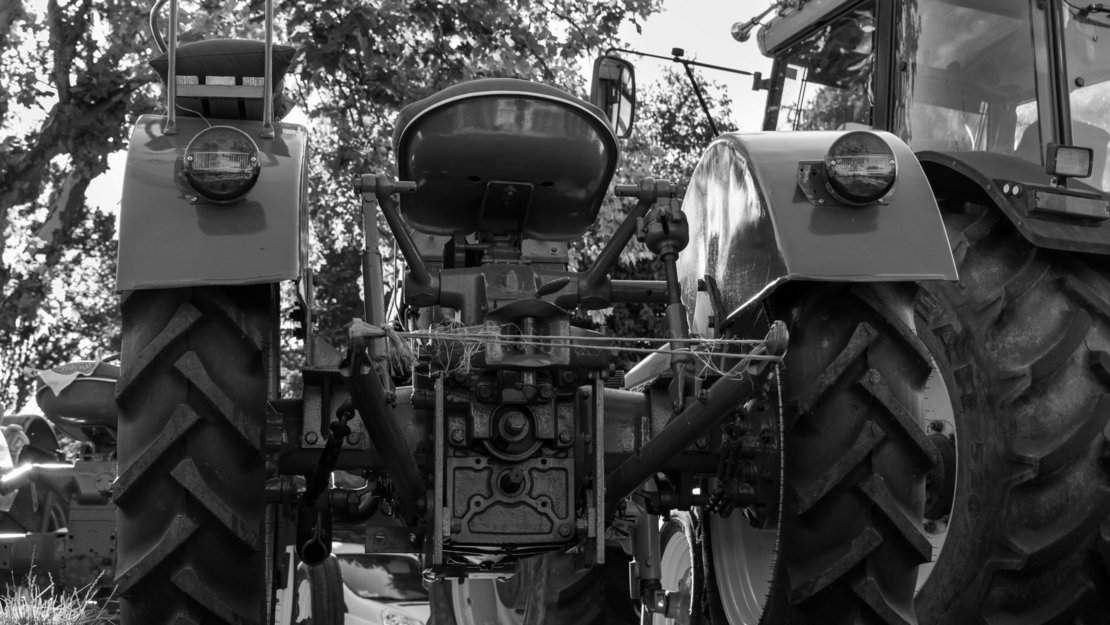 Generationen von Traktoren, alt neben neu
