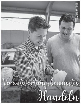 Stiermastbauer steht mit Berater im Stall, Bild verkörpert den Wert verantwortungsbewusstes Handeln der Landwirtschaftskammer Niederösterreich